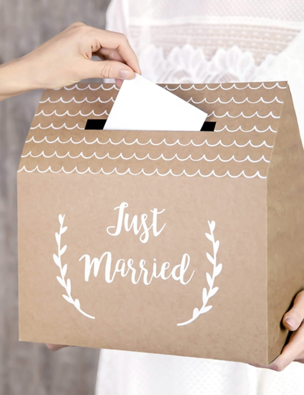 Inserção de um envelope na urna Just Married para casamento em cartão kraft em forma de casa