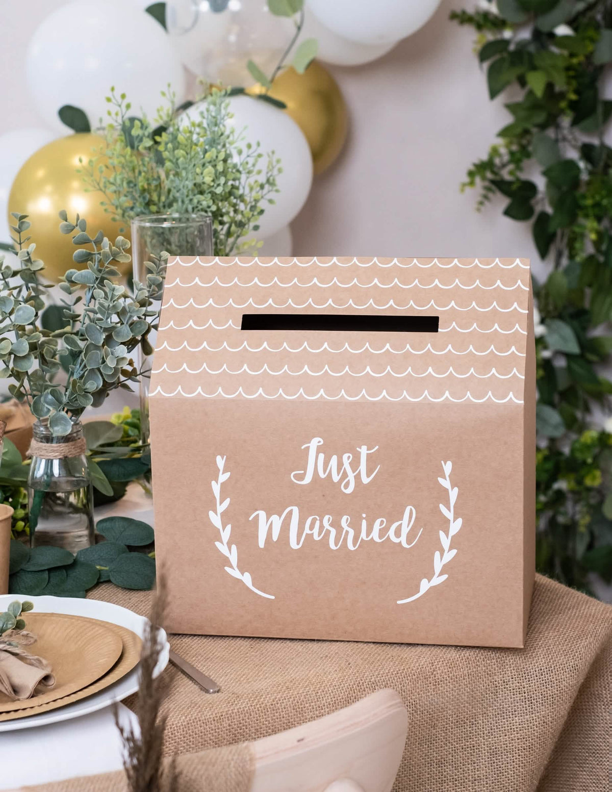 Caixa para ambiente de festa Just Married para casamento em cartão kraft em forma de casa