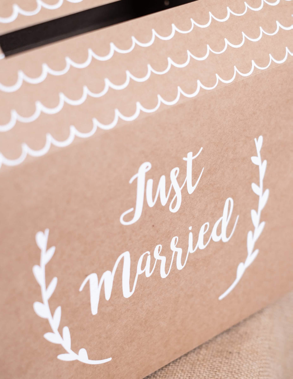 Primeira plana da inscrição da urna Just Married para casamento em cartão kraft em forma de casa