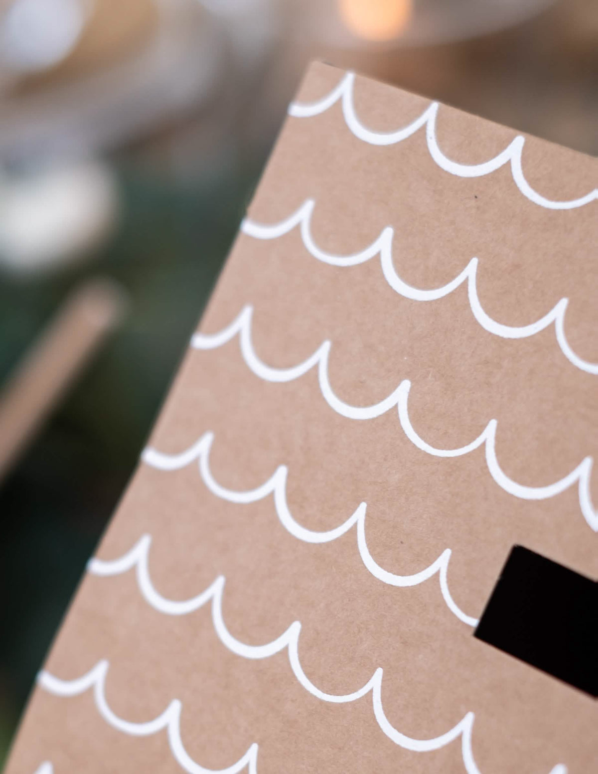 Detalhe do motivo de ondas brancas da urna Just Married para casamento em cartão kraft em forma de casa