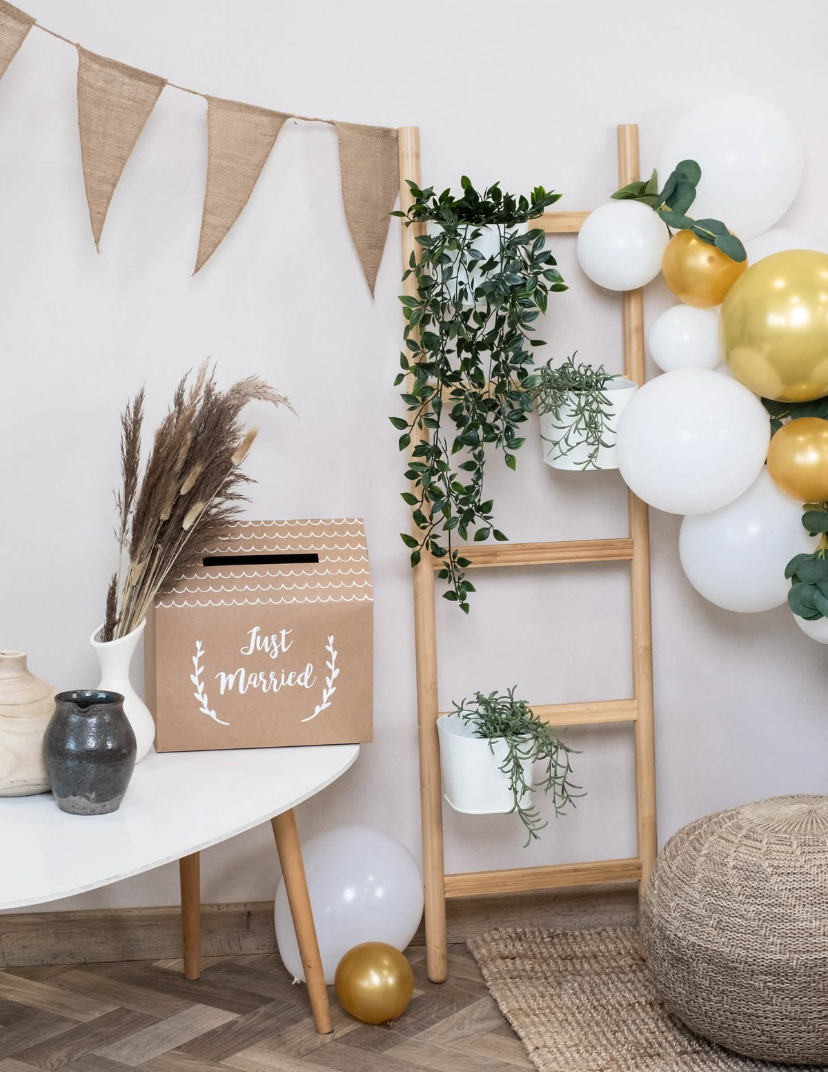 Encenação festiva da urna em cartão kraft Just Married em forma de casa