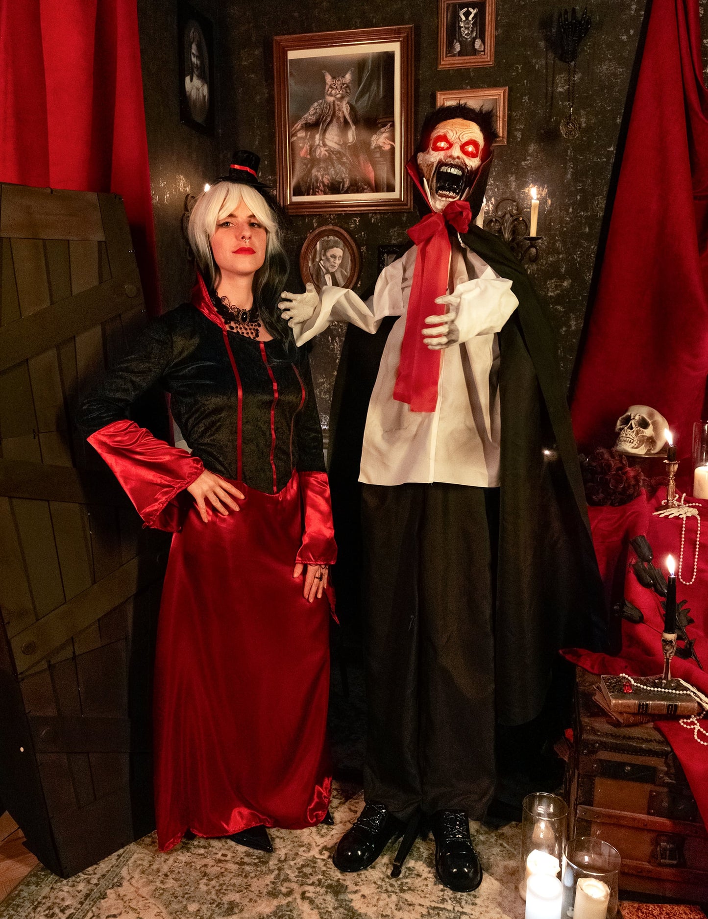 Vampire maudit animé pour Halloween noir et rouge avec yeux lumineux