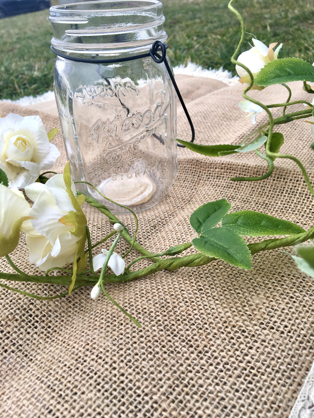 Encenação campestre com rosas do vaso de vidro mason jar
