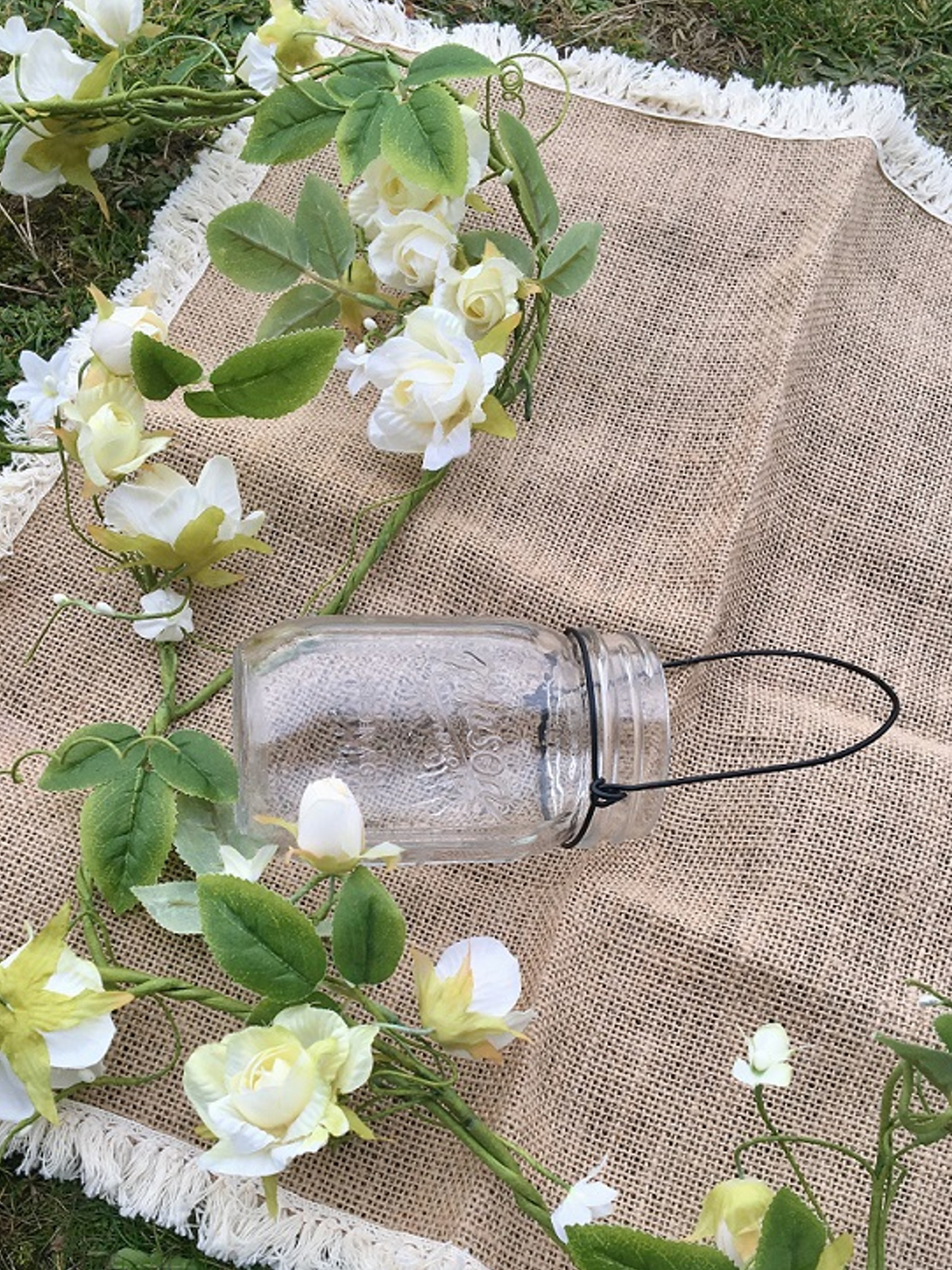 Mise em cena sobre tela de juta do vaso de vidro mason jar