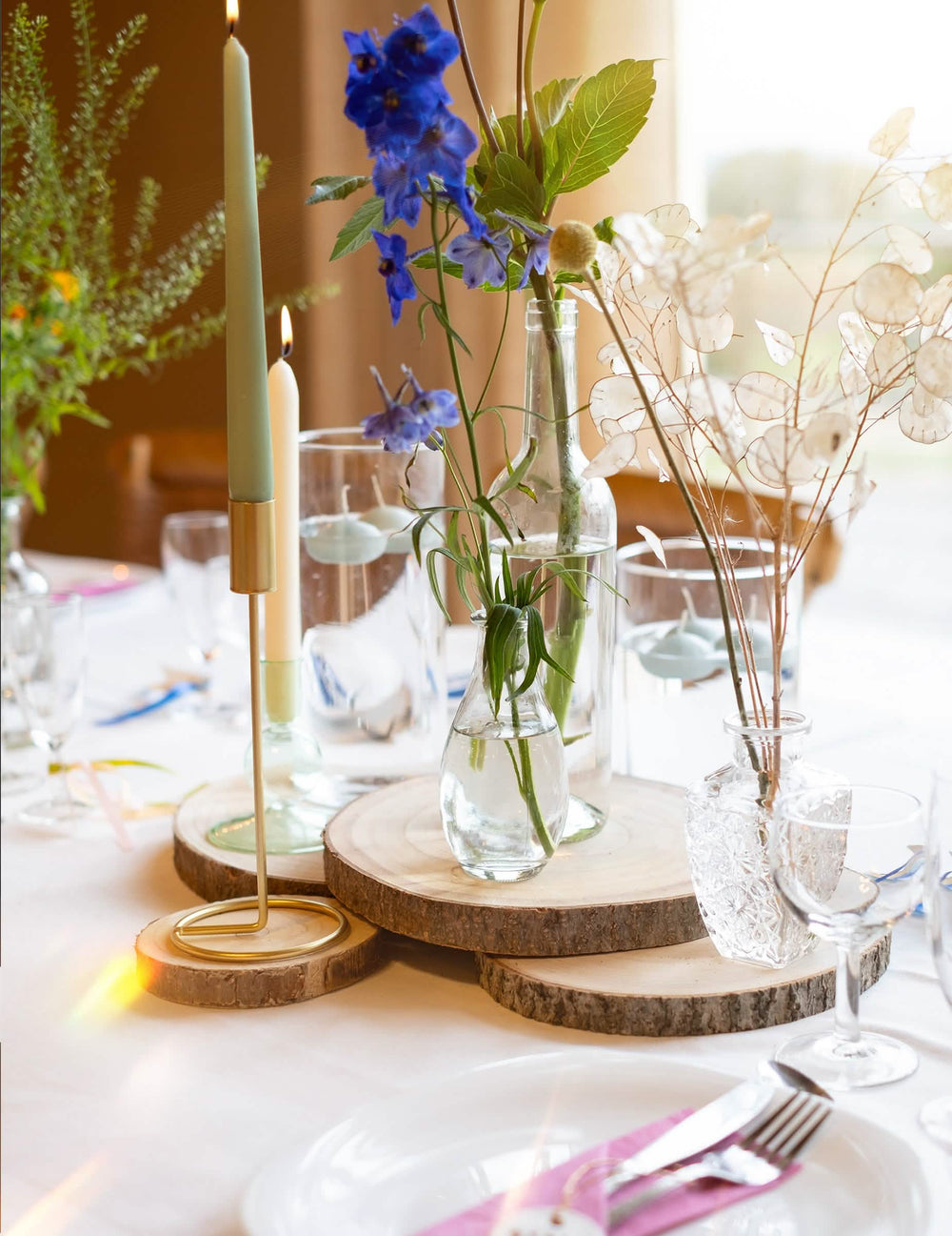 Encenação num centro de mesa do vaso soliflore em vidro para decoração de mesa