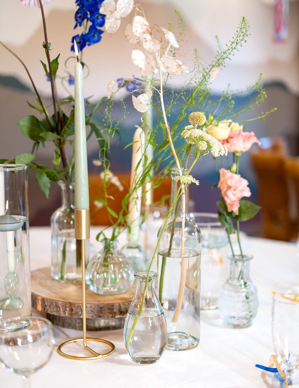 Composição floral com velas do vaso soliflore em vidro para decoração de mesa