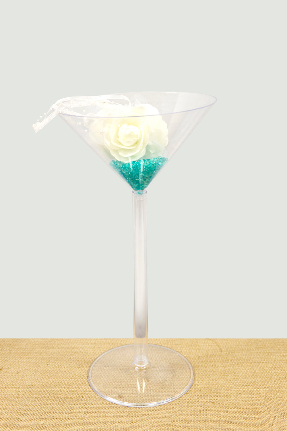Mise en situation avec fleur du vase maxi coupe à martini en plastique transparent réutilisable