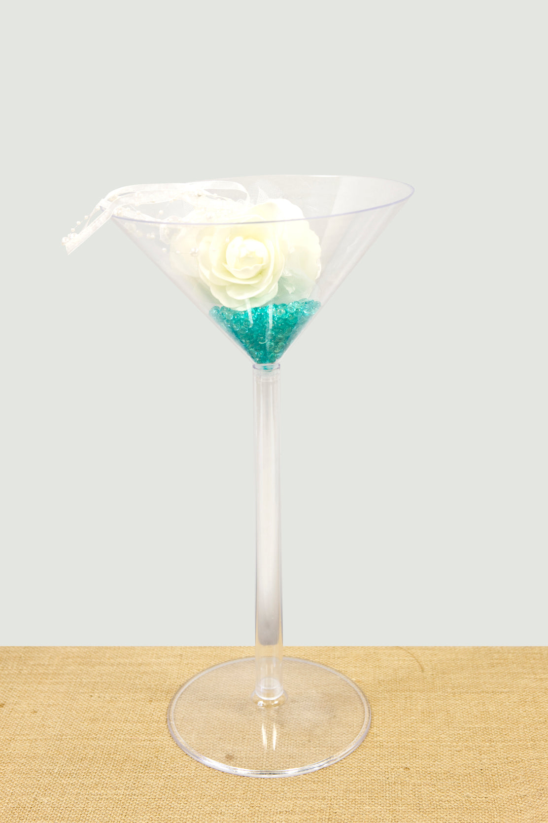 Mise en situation avec fleur du vase maxi coupe à martini en plastique transparent réutilisable