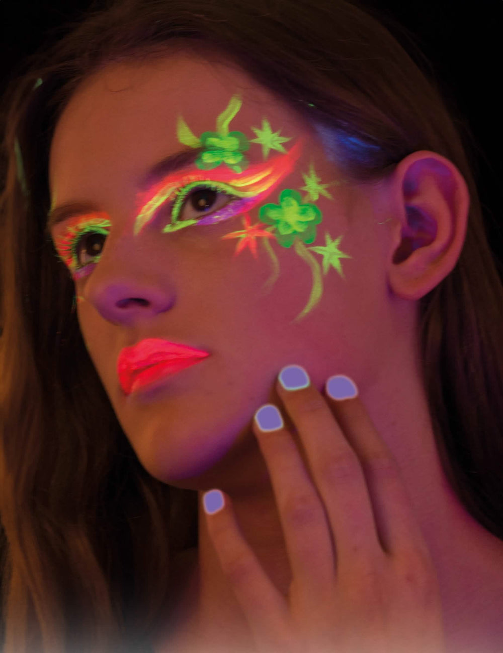 Apresentação sob luz negra do verniz para unhas com efeito UV