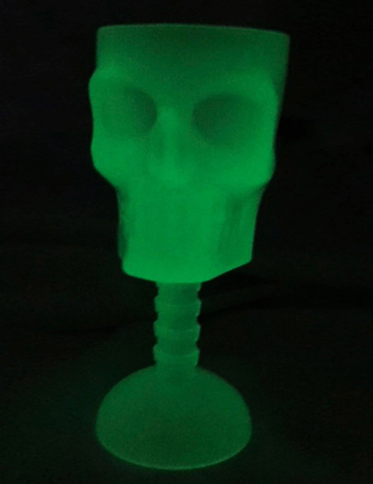 Effet phosphorescent dans le noir du verre tête de mort pour Halloween