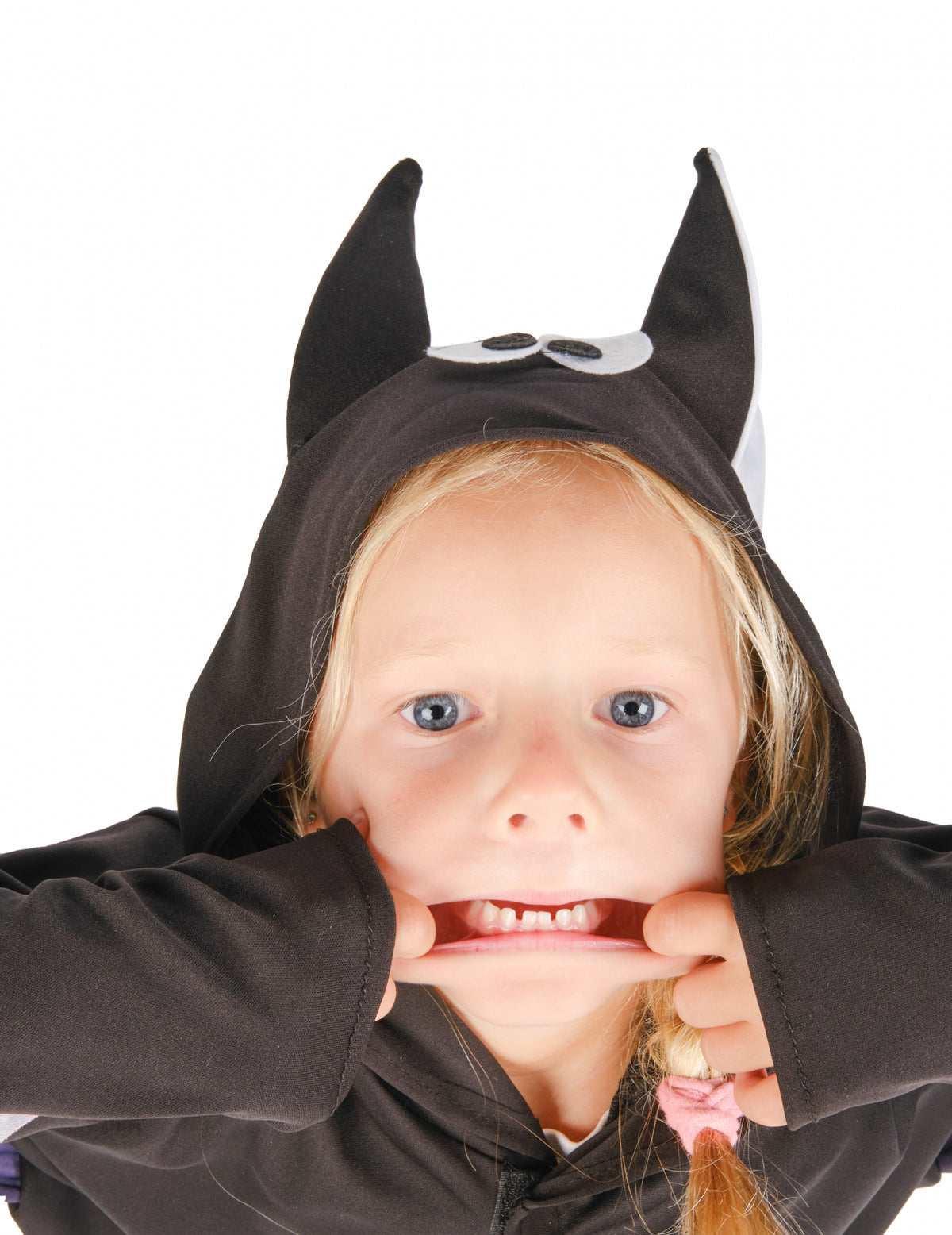 Gros plan sur le visage grimaçant avec la capuche de la veste de chauve-souris pour enfant