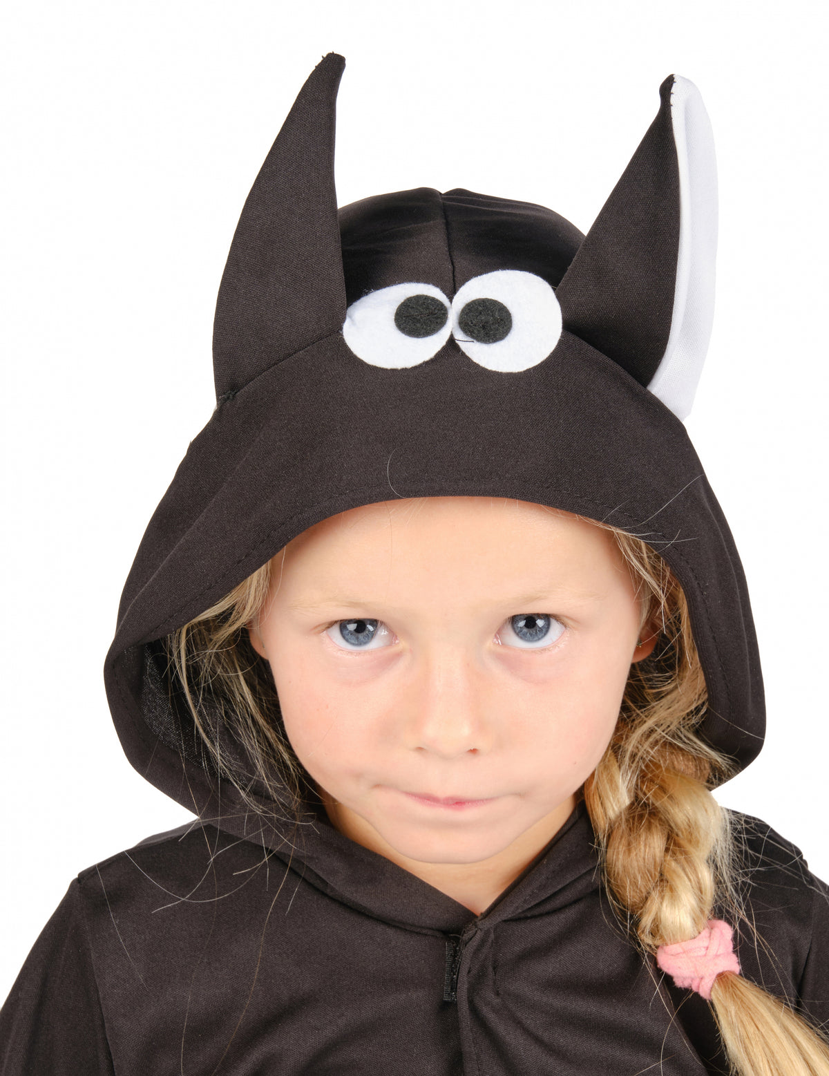 Gros plan sur les yeux et les oreilles de la capuche de la veste de chauve-souris pour enfant