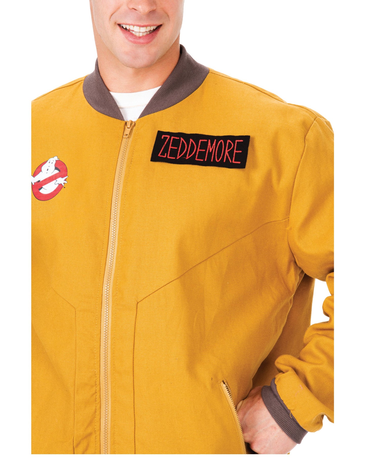 Détail de l'écusson Zeddemore de la veste Ghostbusters pour adulte