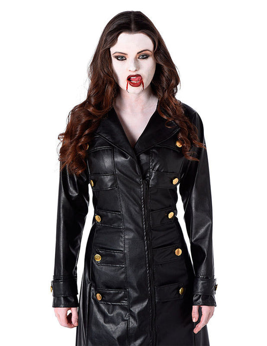 Gros plan sur le haut de la veste gothique vampire