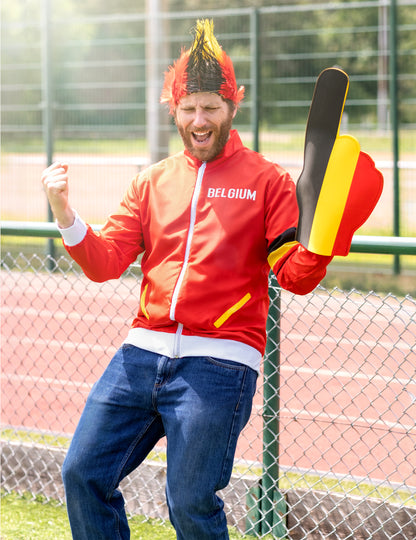 Mise en situation avec accessoires de la veste supporter Belgique