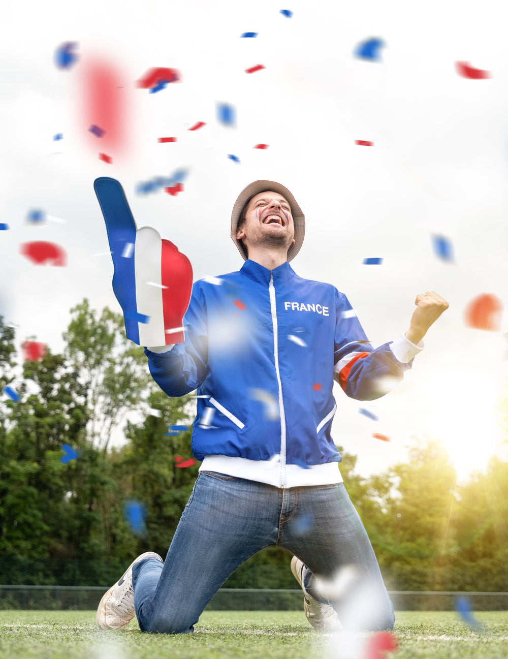 Mise en situation de la veste supporter France pour homme avec main géante tricolore