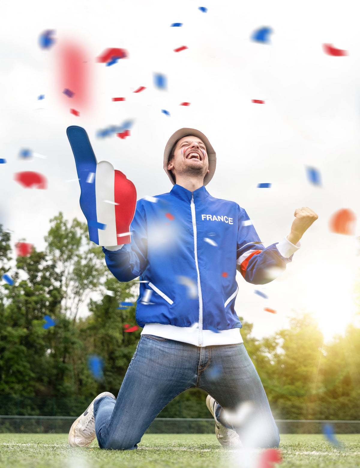 Mise en situation de la veste supporter France pour homme avec main géante tricolore