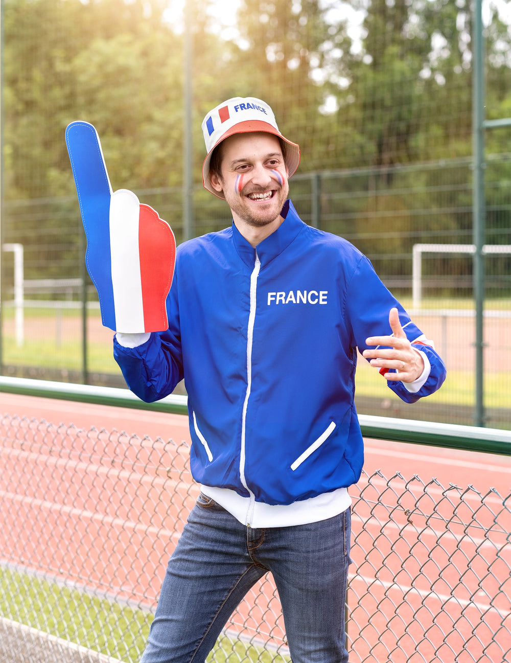 Mise en situation avec chapeau bob et maquillage de la veste supporter France