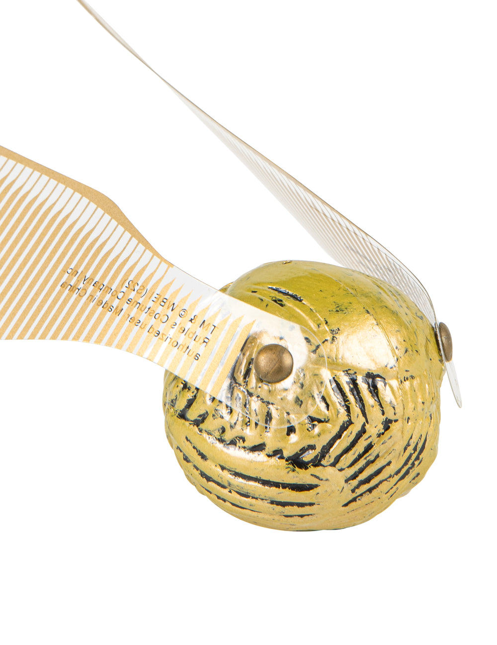 Gros plan sur les détails et l'attache des ailes de l'accessoire Vif d'or Harry Potter