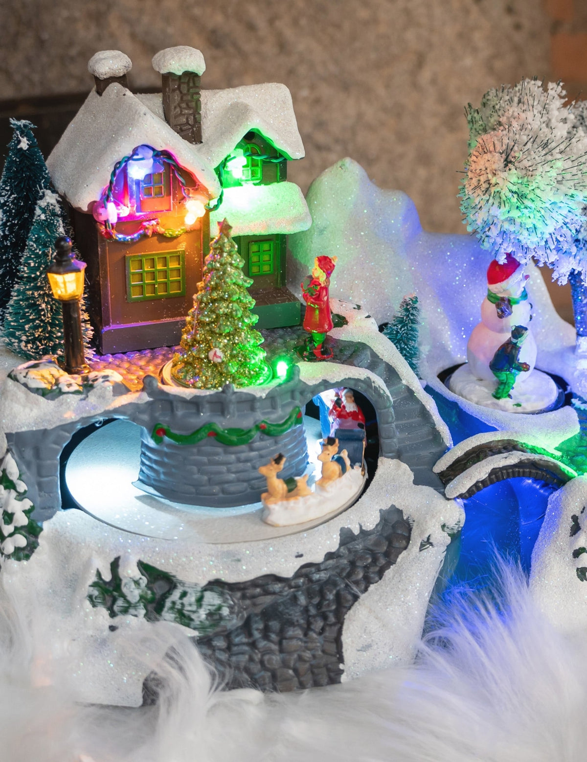 Vue rapprochée des détails du village de noël lumineux maison